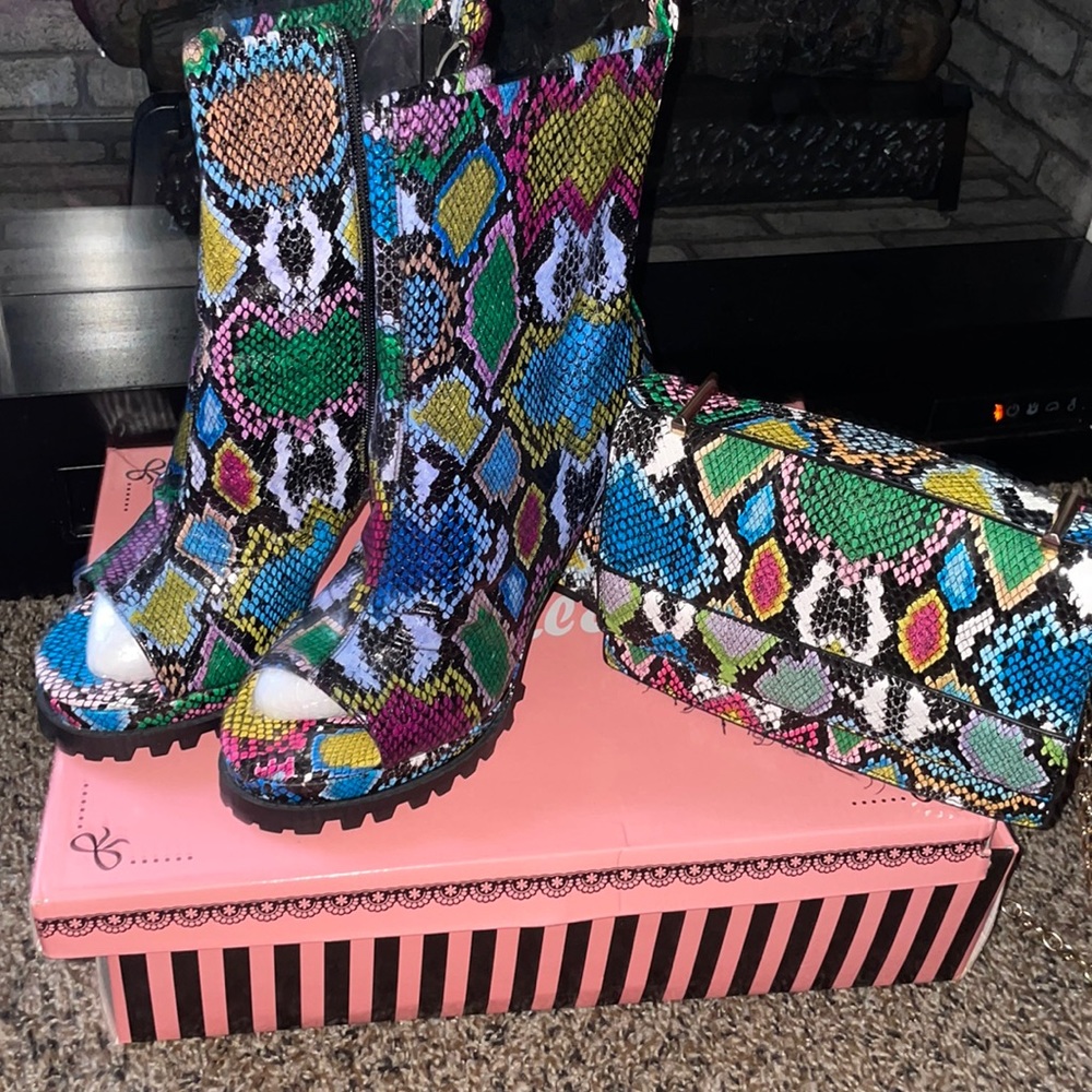 Multicolored snake print boots with bag